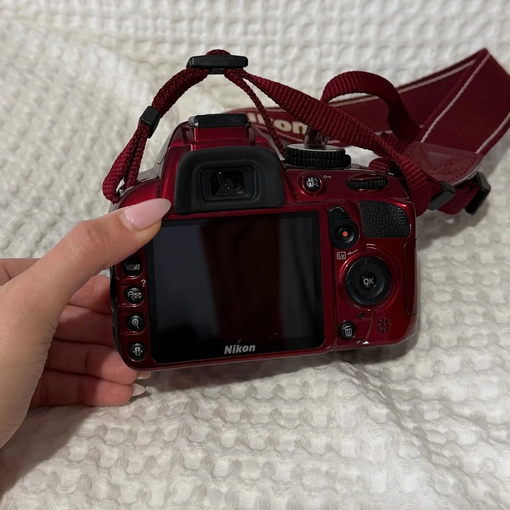 Nikon Burgundy DL3100 Camera with chargers